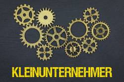 Foto: Zahnräder und Schriftzug Kleinunternehmer