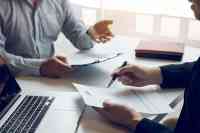 Foto: Personen im Gespräch