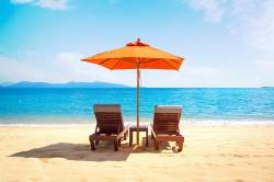 Foto: Liegen mit Sonnenschirm am Strand